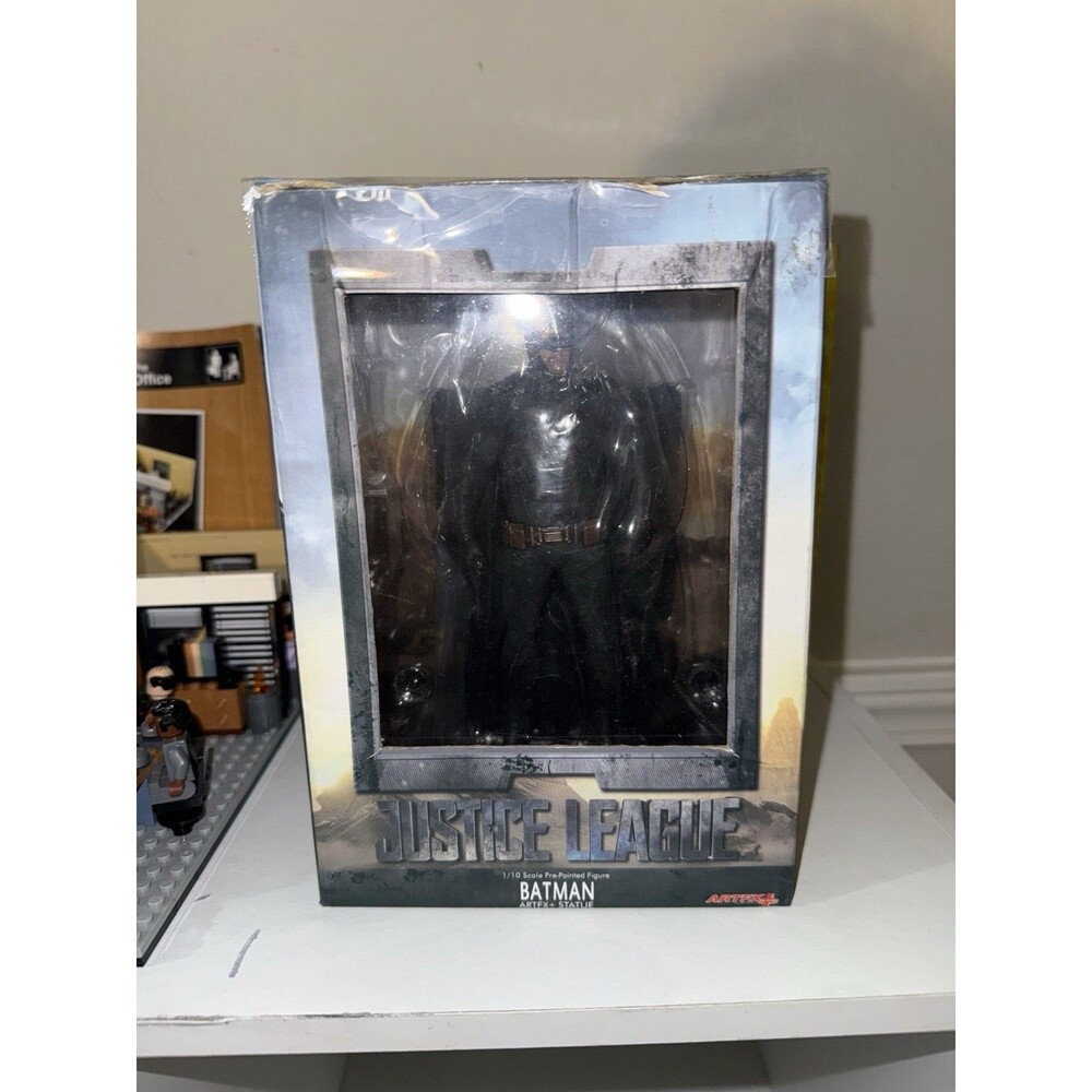 Kotobukiya ARTFX+ Justice League Batman 1:10 Scale Figure DAMAGED Boxed - Picture 7 of 9
